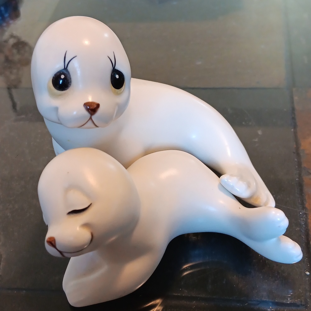 MOTHER AND BABY SEAL FIGURES